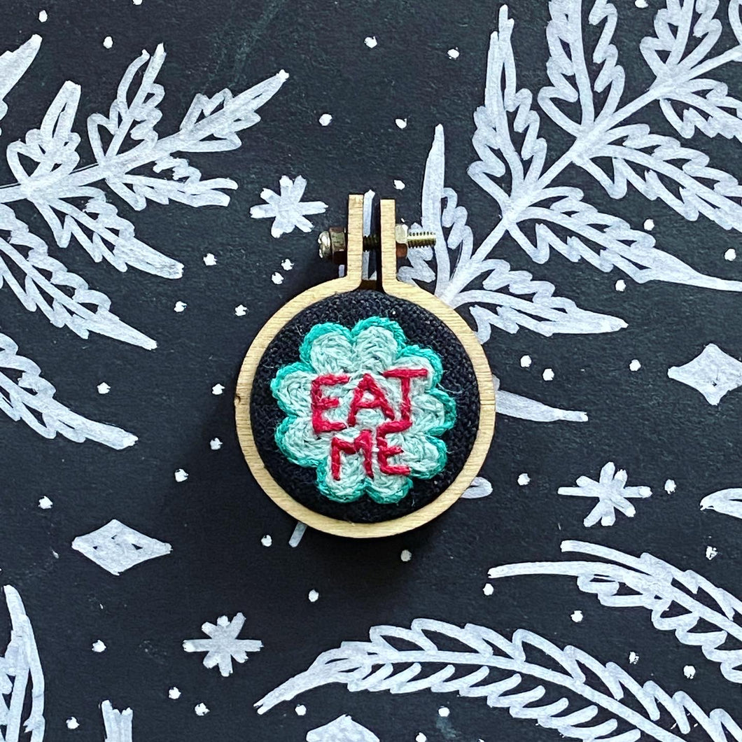 Mini-Embroidery: Alice Cookie - Wood Frame