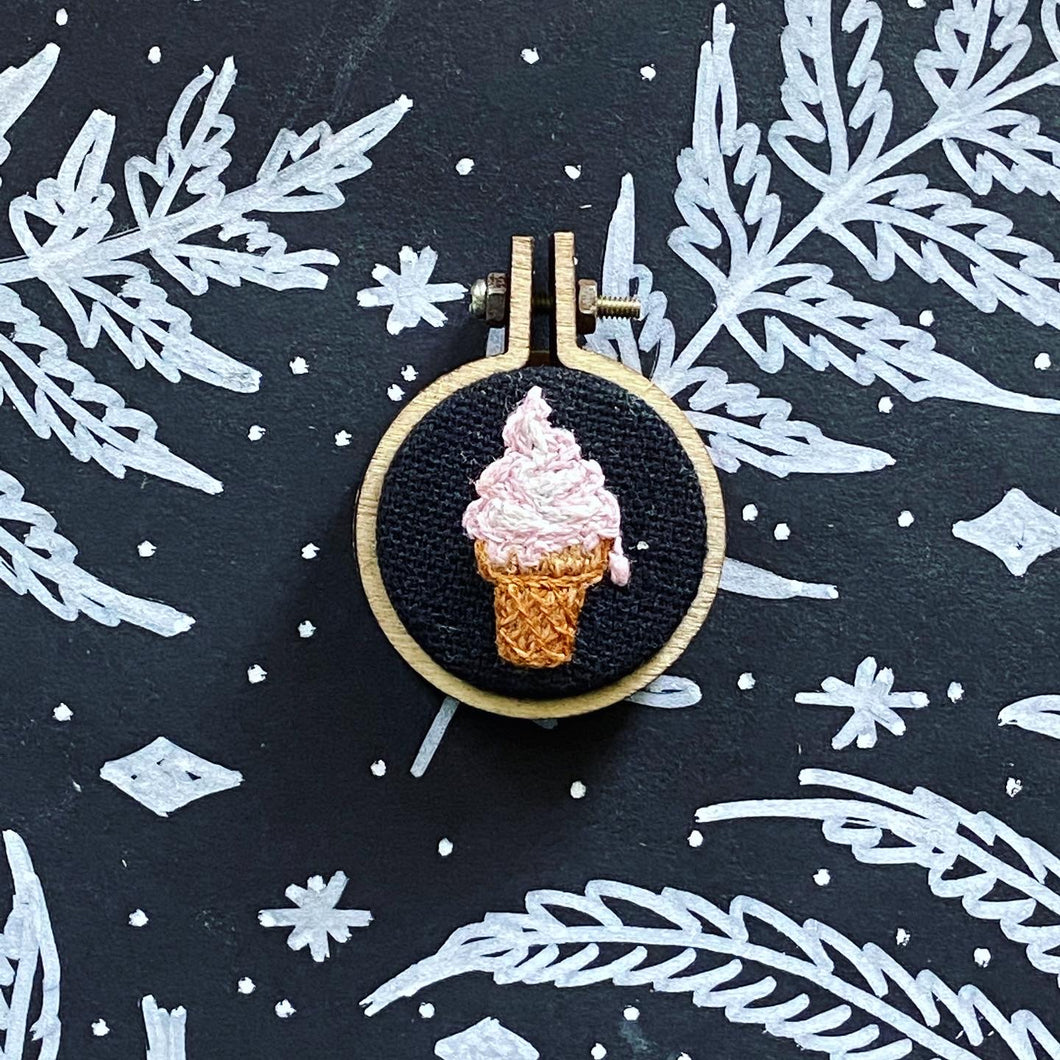 Mini-Embroidery: Ice cream Cone - Wood Frame