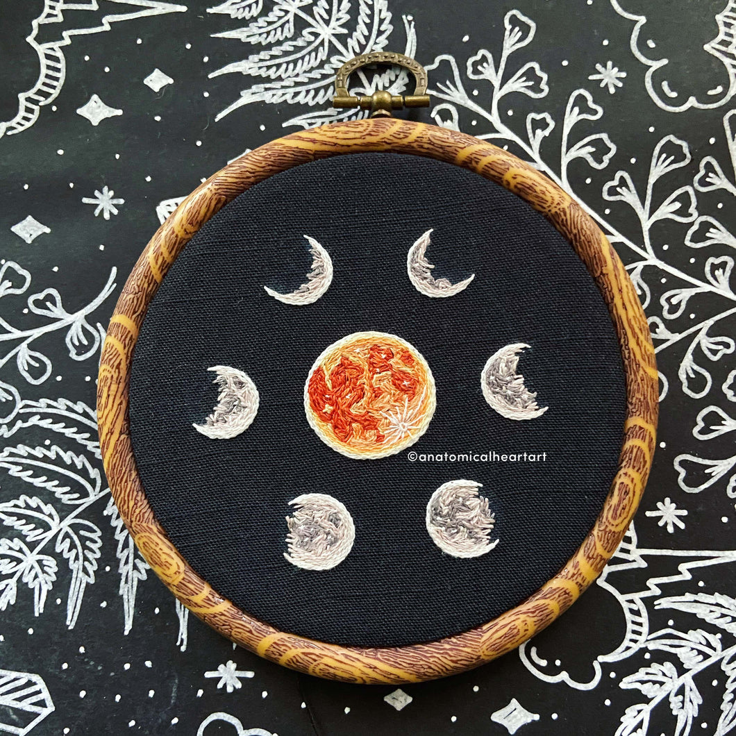 Embroidertober 2022: Week 2: Phases - Hunter's Moon